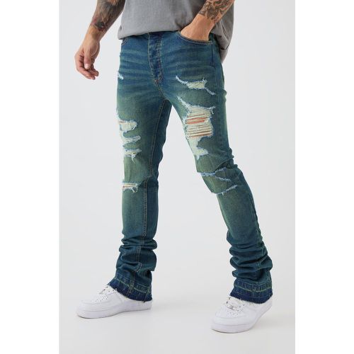 Jeans a zampa Skinny Fit Stretch con strappi e pieghe sul fondo - boohoo - Modalova