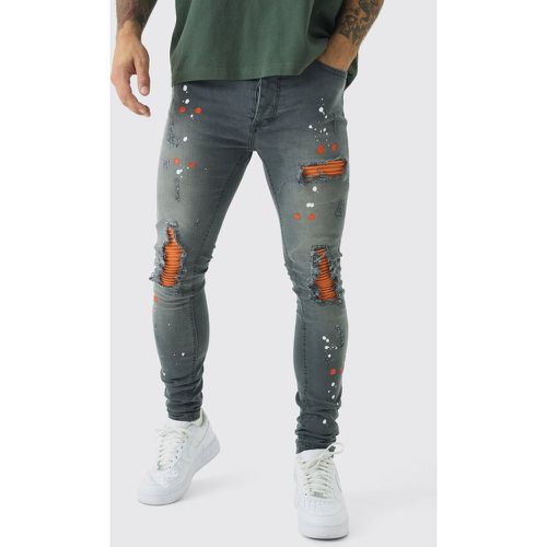 Jeans stile Biker Super Skinny Fit in denim con strappi & rattoppi e schizzi di colore - boohoo - Modalova