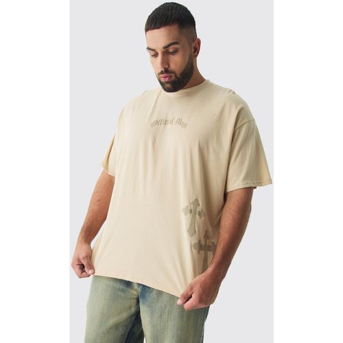 T-shirt Plus Size oversize Official Man con stampa a caratteri arrotondati e croce - boohoo - Modalova