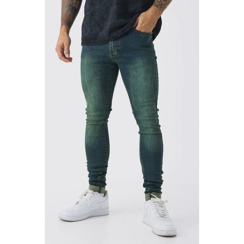 Jeans Super Skinny Fit in denim Stretch con pieghe sul fondo e tinte verdi - boohoo - Modalova