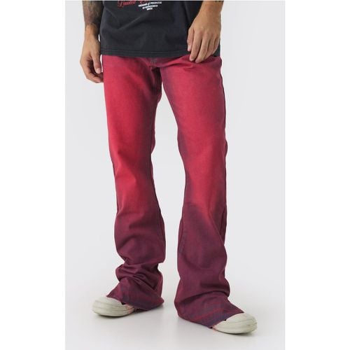 Jeans a zampa Slim Fit in denim rigido con pieghe sul fondo e tinte rosse - boohoo - Modalova