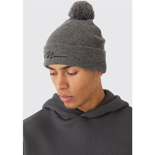 Berretto Beanie con firma Man e pon pon - boohoo - Modalova