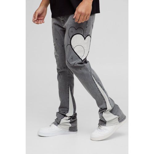 Jeans a zampa Skinny Fit Stretch con applique a cuore e pieghe sul fondo - boohoo - Modalova