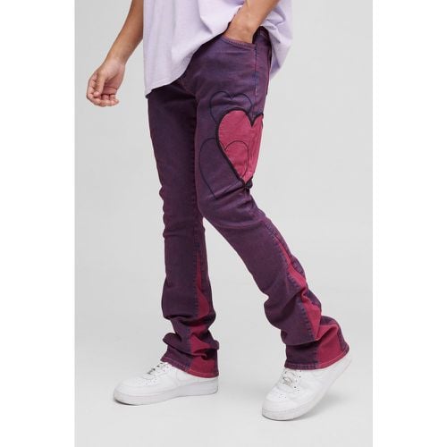 Jeans a zampa Skinny Fit Stretch con applique a cuore e pieghe sul fondo - boohoo - Modalova