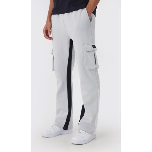 Pantaloni tuta Regular Fit stile Cargo con inserti e fondo grezzo - boohoo - Modalova