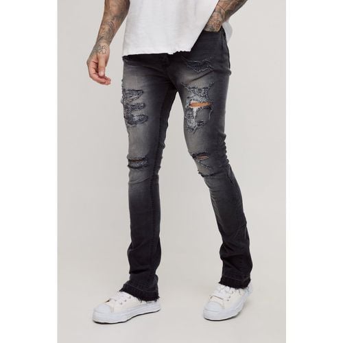 Jeans a zampa Tall Skinny Fit in denim Stretch con strappi e pieghe sul fondo - boohoo - Modalova