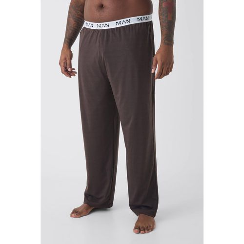 Pantaloni tuta da casa Plus Size rilassati Man Dash marroni - boohoo - Modalova