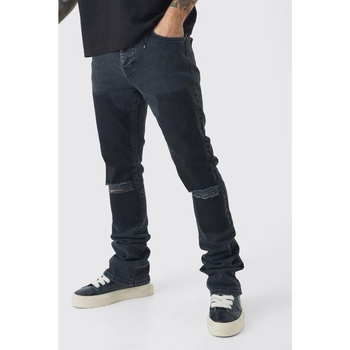 Jeans a zampa Skinny Fit in denim Stretch sovratinti con strappi e pieghe sul fondo - boohoo - Modalova