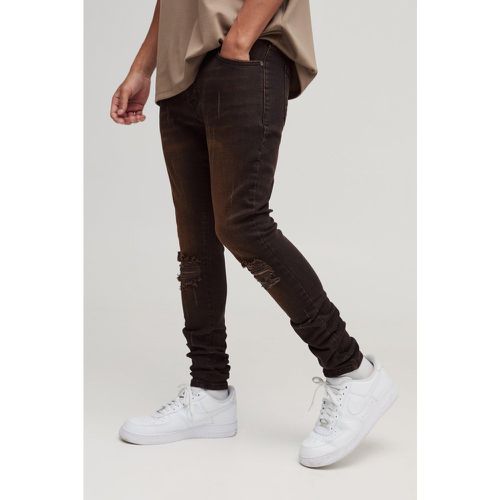 Jeans Super Skinny Fit in tinta marrone con strappi all over - boohoo - Modalova