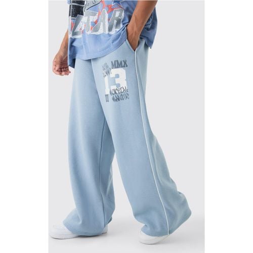 Pantaloni tuta a gamba super ampia stile Varsity con cordoncino - boohoo - Modalova