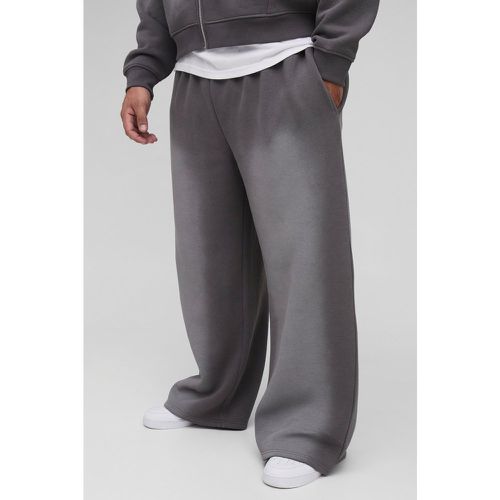 Pantaloni tuta Plus Size a gamba ampia in lavaggio spray - boohoo - Modalova