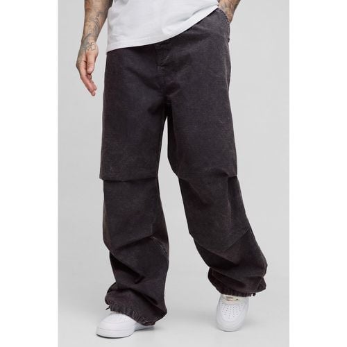 Pantaloni da paracadutista Tall slavati in nylon ripstop con pieghe sul ginocchio - boohoo - Modalova