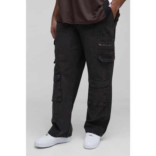 Pantaloni Cargo rilassati Plus Size slavati in nylon ripstop con ricami - boohoo - Modalova