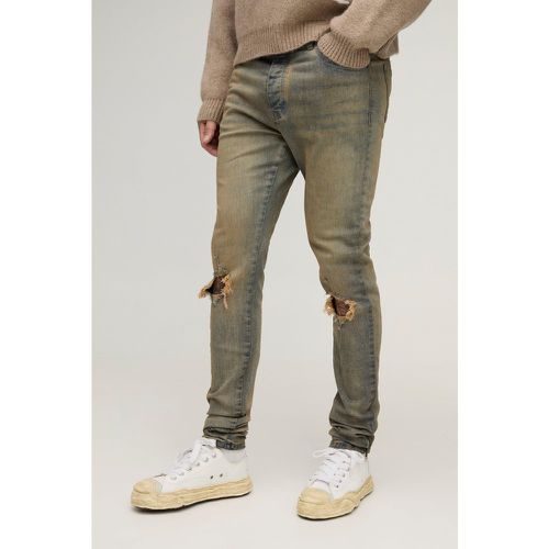 Jeans Tall Skinny Fit colorati con strappi sul ginocchio, pieghe sul fondo e zip sul fondo - boohoo - Modalova