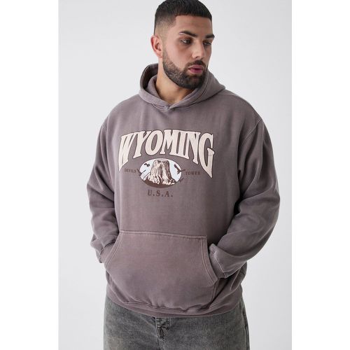 Plus Oversized Washed Wyoming Print Hoodie - boohoo - Modalova