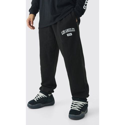 Pantaloni tuta oversize Los Angeles stile Varsity con polsini alle caviglie - boohoo - Modalova