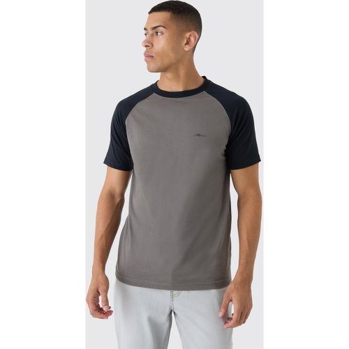 T-shirt attillata a blocchi di colore con scritta Man e maniche raglan - boohoo - Modalova