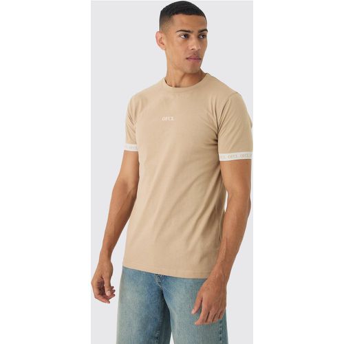 T-shirt Ofcl con striscia, Beige - boohoo - Modalova