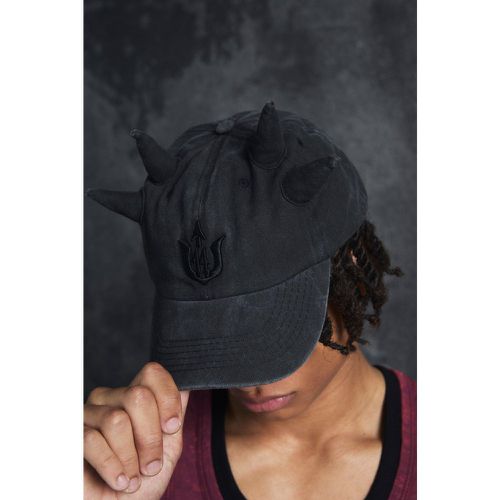 Gorra Negra Con Estampado Gráfico De Cuerno Doble - boohoo - Modalova