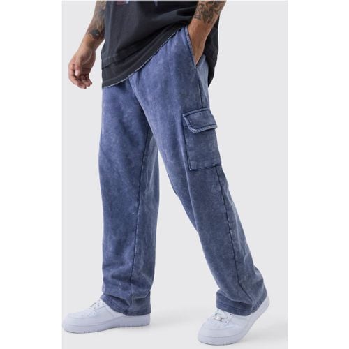 Pantaloni tuta Cargo dritti effetto denim con rovescio a ricci e fondo grezzo - boohoo - Modalova