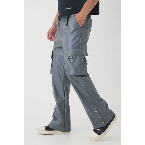 Pantalón Cargo Holgado De Campana Y Cuero Sintético Con Botones De Presión En El Bajo - boohoo - Modalova