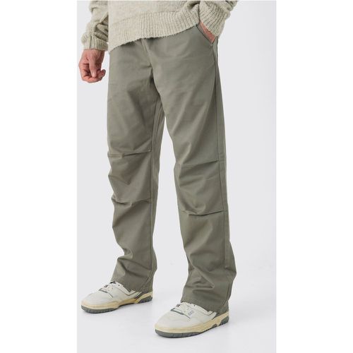 Pantaloni Cargo rilassati elasticizzati in nylon ripstop con pinces - boohoo - Modalova