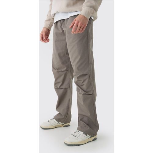 Pantaloni Cargo rilassati elasticizzati in nylon ripstop con pinces - boohoo - Modalova