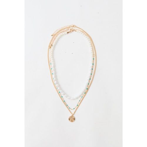 Collar Dorado A Capas Con Perlas - boohoo - Modalova