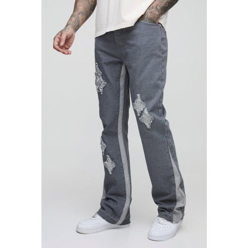 Jeans Tall Slim Fit con pannelli a zampa e applique - boohoo - Modalova