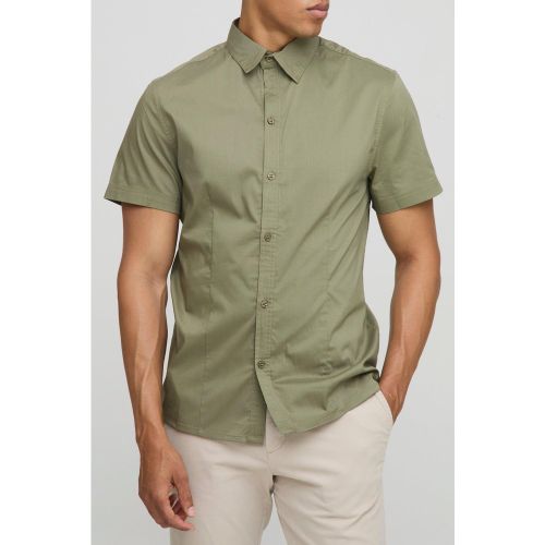Camisa Ajustada Básica De Manga Corta Con Cuello - boohoo - Modalova
