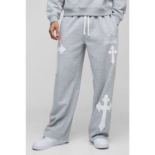 Pantaloni tuta a gamba ampia Limited Edition con applique a croce - boohoo - Modalova