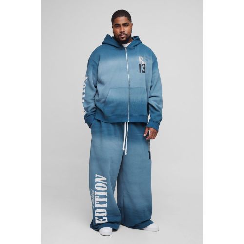 Tuta sportiva Plus Size squadrata oversize a gamba ampia in lavaggio ufficiale con zip, cappuccio e cappuccio - boohoo - Modalova