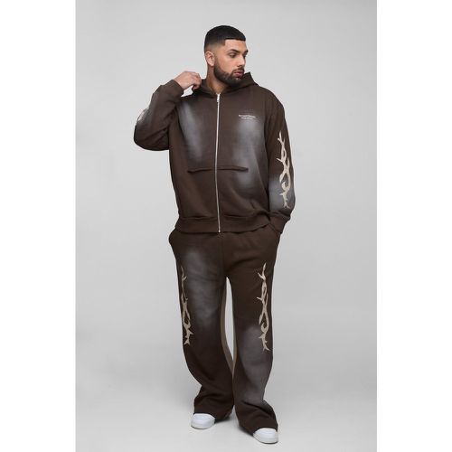 Tuta sportiva Plus Size oversize in lavaggio rilassato con grafica, zip, cappuccio, pantaloni a zampa - boohoo - Modalova