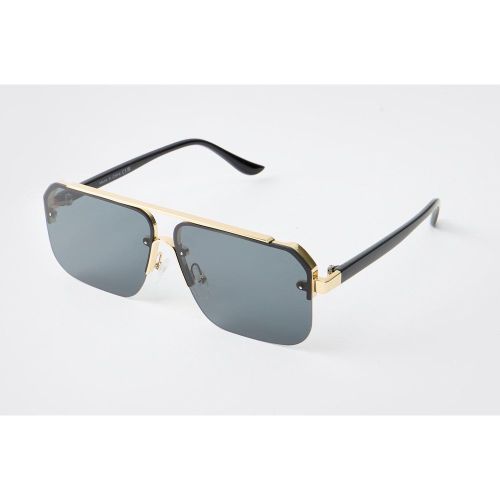 Gafas De Sol De Aviador Negras Con Detalle Dorado - boohoo - Modalova