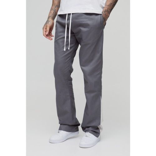 Pantaloni a zampa Tall con laccetti in vita e laccetti in vita - boohoo - Modalova