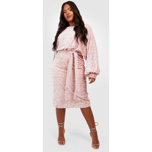 Vestito midi Plus Size in velluto con paillettes, maniche a campana e cintura - boohoo - Modalova