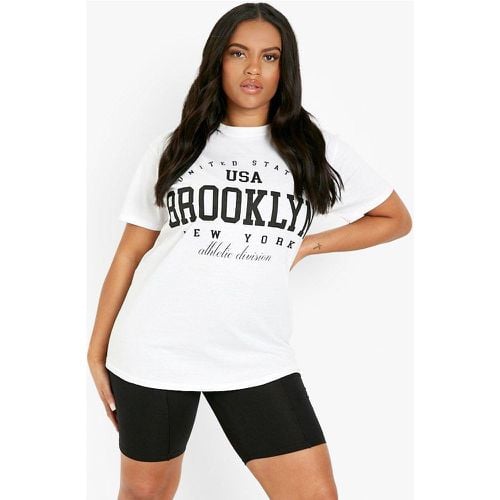 T-shirt Plus Size oversize con slogan Brooklyn - boohoo - Modalova