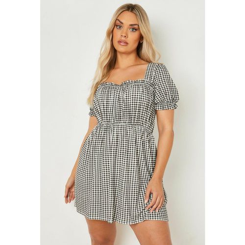 Vestito grembiule Plus Size a quadretti con maniche a sbuffo - boohoo - Modalova