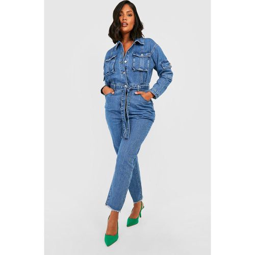 Tuta intera da lavoro Plus Size in denim con tasche Cargo, cintura e gamba affusolata - boohoo - Modalova