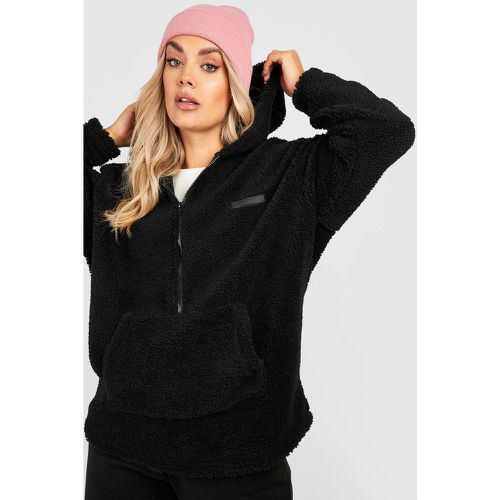 Felpa Plus Size Premium in pile borg con stemmi in gomma, zip corta e cappuccio - boohoo - Modalova