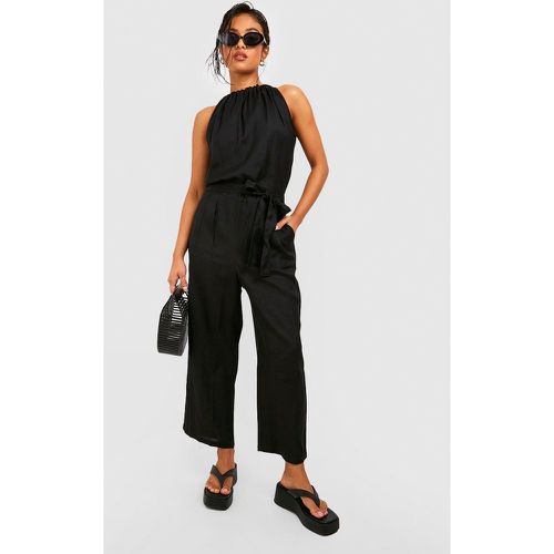 Tuta intera Petite allacciata al collo in lino con cintura e pantaloni culottes - boohoo - Modalova