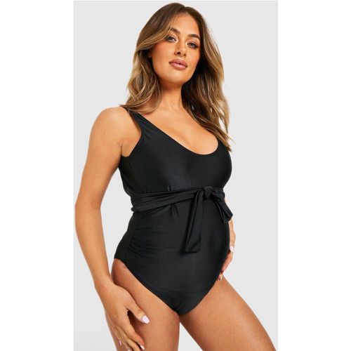 Costume intero Premaman con laccetti in vita - boohoo - Modalova