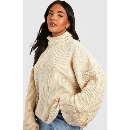 Maglione Plus Size in maglia con collo alto e polsini ampi - boohoo - Modalova