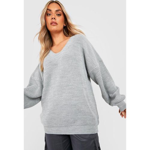 Maglione Plus Size in maglia con scollo a V - boohoo - Modalova