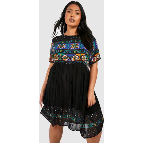 Vestito grembiule Plus Size con stampa retrò - boohoo - Modalova