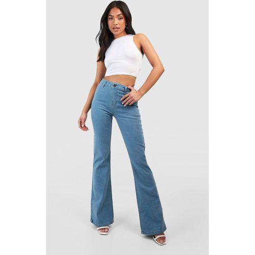 Jeans a zampa Petite a vita alta modellanti sul retro - boohoo - Modalova