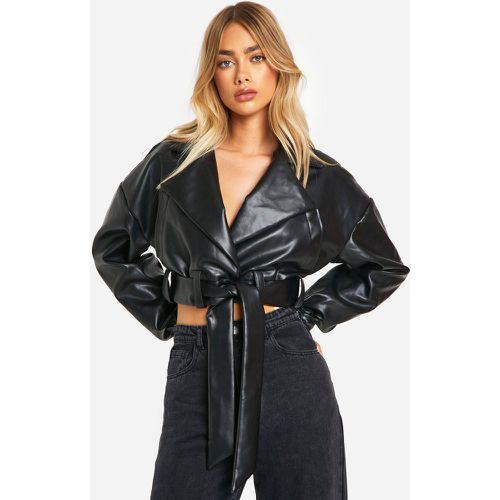 Giacca stile Biker super corta con cintura - boohoo - Modalova