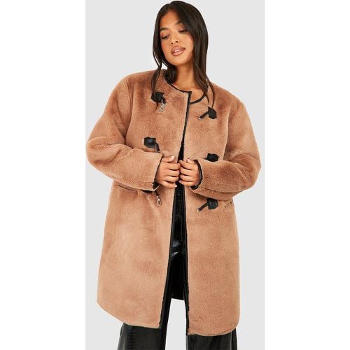 Cappotto Petite in pelliccia sintetica con fibbia - boohoo - Modalova