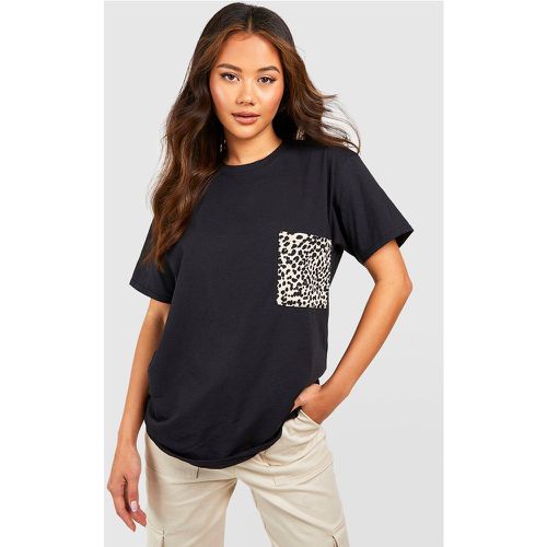 T-shirt oversize con stampa leopardata e tasche - boohoo - Modalova