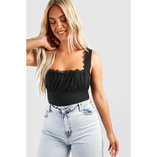 Top a corsetto Plus Size rifinito in pizzo con ruches sul busto - boohoo - Modalova